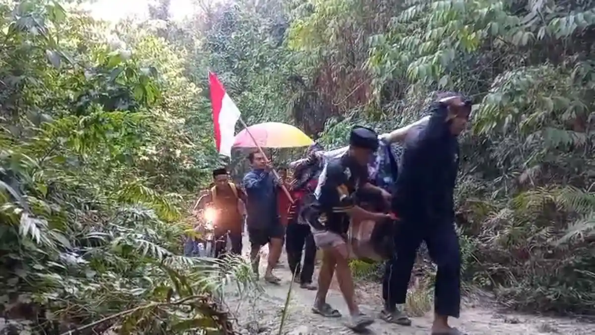 Perjuangan Akses Kesehatan: Warga Tandu Ibu Hamil di Mambi Akibat Jalan Ekstrem